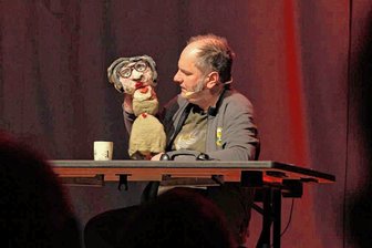 Matthias Egersdörfer in Zwickau: Die Hölle ist überall - Der fränkische Choleriker Matthias Egersdörfer lässt in seinem Programm "Nachrichten aus dem Hinterhaus" seine Mutter auferstehen.