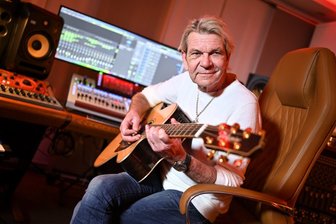 Matthias Reim (hier in seinem Musikstudio) feiert am Samstag seinen 65. Geburtstag.