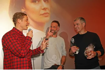 Matthias Schweighöfer begeistert im Zwickauer „Astoria“: Was die Kinobesucher vom Filmstar wissen wollten - Gut gelaunt: Filmstar Matthias Schweighöfer bekommt von Kinodirektor Mike Riemenschneider zur Erinnerung einen „Zwickauer Spaßvogel“ überreicht. In der Mitte Regisseur Erik Schmitt.