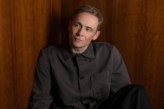 Matthias Schweighöfer: „Ich könnte nicht im Westen wohnen“ - „Es ist eine Veränderung, aber keine Krise“: Matthias Schweighöfer übers Älterwerden.