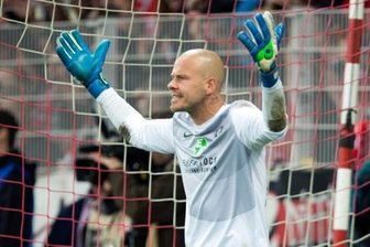 Torwart Sascha Kirschstein von Erzgebirge Aue ärgert sich nach dem 1:0.