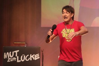 Matze Knop hat in Schneeberg das Publikum nicht nur als Imitator zum Lachen gebracht. Dieter Bohlen, Franz Beckenbauer und Oliver Kahn - vor ihm ist keiner sicher, auch nicht das Publikum.