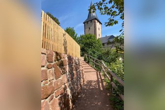 Mauer am Rochlitzer Schloss gerettet, Wanderweg passierbar - Der Einstieg des Rudolf-Zimmermann-Wegs ist wieder frei. Die Mauer saniert, der Zaun neu.