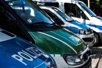Mauer mit Schriftzügen und Hakenkreuz beschmiert - 