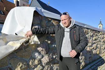 Mauer-Streit in Werdau: 38-jährigem Kfz-Meister platzt der Kragen - Michael Knoch hat die Stadtmauer direkt hinter seinem Grundstück an der Burgstraße in Werdau mit wetterfester Folie abgedeckt. Er fordert eine massive, dauerhafte Abdeckung, damit keine Feuchtigkeit mehr in sein Grundstück dringt.