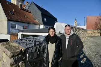 Mauer-Streit in Werdau: „Verschollenes Schreiben“ vom Dezember taucht plötzlich auf - Nora und Michael Knoch wohnen mit ihren Kindern im Haus Burgstraße 10. Die poröse Stadtmauer macht seit Jahren Probleme.