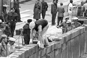 Mauerbau: "Da dachte ich, das gibt Krieg" - Eine Ostberliner Maurerkolonne arbeitet an der sowjetisch-amerikanischen Sektorengrenze am Potsdamer Platz.