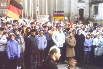 Mauerfall 1989: Veranstaltung in Dorf im Erzgebirge erinnert daran - Zwei Tage nach dem Mauerfall am 11. November 1989 kam man in Schönheide zu einer Kundgebung zusammen.