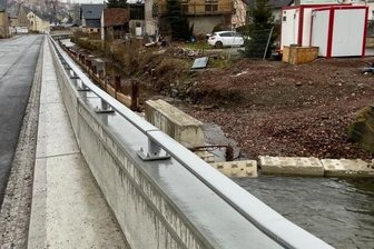 Mauern entlang der Zwönitz haben teure Kehrseite - Die Ortsdurchfahrt wird an vielen Stellen - hier Höhe Brücke Ahnerweg - von Mauern geprägt.