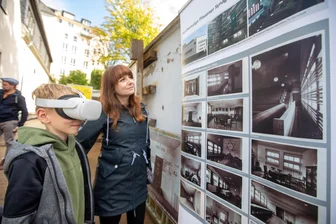 Mauerstück ehemaliger Synagoge in Plauen soll Gedenk-Ort werden: „Wir müssen das Thema Vandalismus mitdenken“ - Ben (8) besuchte mit Mutti Saskia jetzt die Synagogenmauer. Sie bekamen via virtueller Brille Infos darüber, wie das Gotteshaus früher einmal ausgesehen hatte.