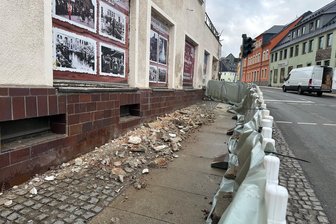 Mauerteile stürzen im Erzgebirge auf Fußweg und Bundesstraße - Auf dem abgesperrten Fußweg an der B 95 in Thum lagen am Dienstagvormittag noch Teile der Hauswand.