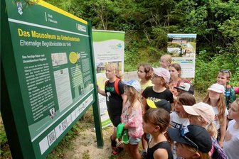 Mausoleum Oberlauterbach: Was eine Tafel über einstige Gutsbesitzer verrät - Eine Schulklasse von der Grundschule Erlbach war die erste, die die Tafel am Frohnberg testete. Auch per Smartphone den QR-Code.