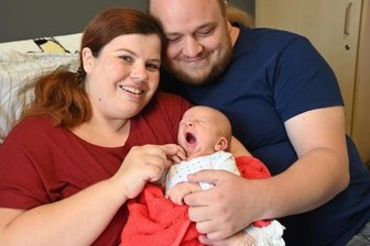 Max Henry ist das Jubiläumsbaby - Tina Bauer und Florian Melcher aus Chemnitz mit Sohn Max Henry, der am 28. Juli geboren wurde. 