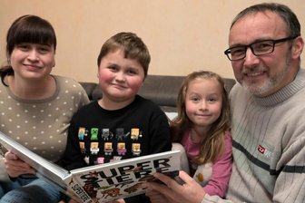 Max ist eine Kämpfernatur - Familie Prüfer meistert den Alltag gemeinsam: Mutter Sandra, die beiden Kinder Max und Emma und Vater Mario (von links).
