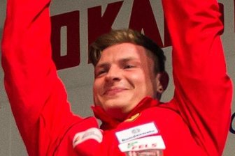 Max Lang sorgt für eine besondere Premiere - Der Chemnitzer Max Lang mit der wertvollen Porzellantrophäe.