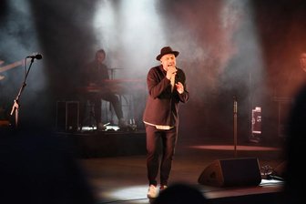 Max Mutzke singt vor 500 Besuchern bei Internationalen Jazztagen Bad Elster - Sänger Max Mutzke hat vor etwa 500 Besuchern in Bad Elster gesungen.