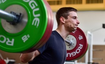 Max Niederlag ist zurück - Max Niederlag hat nicht die Sportart gewechselt. Training an den Hanteln gehört für die Bahnsprinter zum Aufbauprogramm.