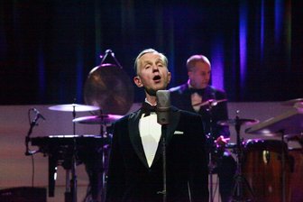Max Raabe fragt in Zwickauer Stadthalle: "Wer hat hier schlechte Laune?" - und fällt kurz aus dem Rahmen - Mann der leisen Töne: Max Raabe unterhielt sein Publikum in der Zwickauer Stadthalle aufs Beste und Kultivierteste.