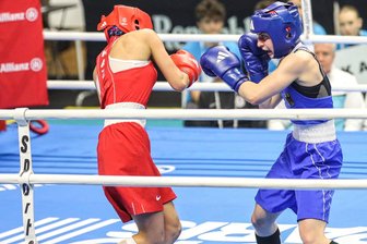 Maxi Klötzer boxt sich durch: 23-jährige Chemnitzerin löst Olympiaticket für Paris - Der entscheidende Kampf im Finale: Maxi Klötzer (rechts) setzt sich gegen die Kasachin Alua Balkibekowa knapp durch.