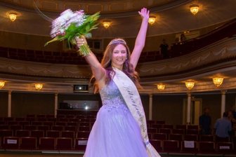 Maxi Schulz ist neue Plauener Spitzenprinzessin - Maxi Schulz jubelt: Die 19-Jährige wurde am Sonntag im Theater gewählt.