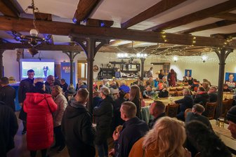 Maximilian Krah gewinnt Wahlkreis Chemnitzer Umland/Erzgebirge II: Der AfD zu extrem, Wählern gerade recht - Die AfD-Wahlparty in der „Uhlig-Mühle“.