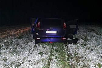 Mazda auf Feld stehen lassen, Fahrer geflüchtet: Rätselraten um verunglücktes Fahrzeug in Lengenfeld - Ein blauer Mazda 5 durchbrach am Donnerstag in Schönbrunn bei Lengenfeld die Leitplanke. Der Fahrer flüchtete.
