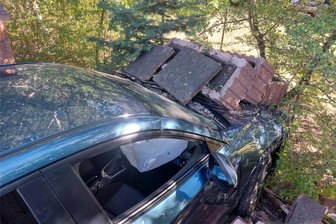 Mazda durchbricht Mauer in Freiberg - Ein Mazda ist am Donnerstag vor dem Aldi an der Dresdner Straße in Freiberg gegen eine Mauer gefahren.