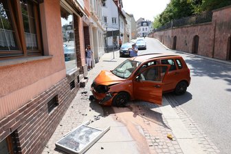 Mazda kracht gegen Bäckereifassade -