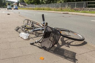 Mazda prallt auf Radlerin - 77-Jährige schwer verletzt -