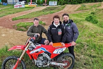 MC Meerane fiebert Motocross-Knüller entgegen - MC Meerane mit Jörg Bacher (neuer Vereinschef), Renate Rödiger (Ex-Schatzmeisterin) und Lars Rödiger (der alte Chef/von rechts).