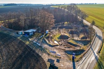 MC Meerane verfehlt Spendenziel: Diese vier Optionen gibt es im Tauziehen um die Motocross-Strecke in Tettau - Die Motocross-Strecke des MC Meerane aus der Vogelperspektive. Sie befindet sich an der Straße zwischen Tettau und Pfaffroda.