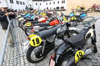MC MZ Zschopau: Gelände-Oldies heiß auf Jubiläumsfahrt - Leckerbissen für Freunde klassischer Motorradtechnik: der Parc Fermé im Hof von Schloss Wildeck. 230 Fahrer werden am 25. und 26. Juni zur 20. Classic-Gelände-Zuverlässigkeitsfahrt in Zschopau erwartet.