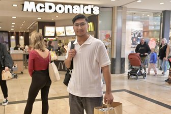McDonald‘s in den Zwickau-Arcaden schließt: Wohin zieht es Fastfood-Liebhaber und Mitarbeiter nun? - Murtaza Amiri (18) aus Afghanistan arbeitete zwei Jahre lang in der McDonald’s Filiale in den Zwickau-Arcaden. Die Schließung bedauert er.