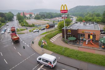 McDonald‘s-Kreuzung, Simmel-Parkplatz und Co.: Das sind in Aue die Unfall-Schwerpunkte – So oft hat’s 2024 gekracht - Blick aus der Luft auf die McDonald’s-Kreuzung von B 169 und Zubringer (S 255) in Aue.