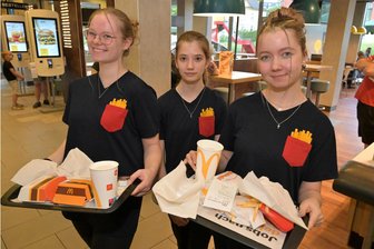 McDonaldʼs mal anders: Auer Schüler stehen hinterm Tresen - Beim Aktionstag die 15-jährigen Lößnitzerinnen Eline Grosenick, Melina Börner und Abigail Aladitsch (von links).