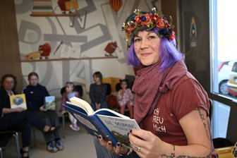 McDonalds im Erzgebirge verwandelt sich in Lesesaal - Steffi Haase hat in dem Schnellrestaurant in Aue Mumins-Geschichten vorgelesen.