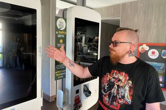 McDonalds Reichenbach dicht: „Und plötzlich waren alle Bildschirme dunkel“ - Auch an den Auswahl-Monitoren im Gastraum geht zur Zeit nichts mehr, erklärt Schichtführer Florian Enders.