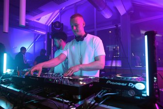 McRave: Strobo, Bass und Happy Meals – der erste Rave im Zwickauer McDonalds toppt Erwartungen - Am Freitag wurde die Zwickauer McDonalds-Filiale zum Club. Ein voller Erfolg, sagen die Veranstalter.