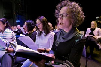 MDR-Aufzeichnung im Gewandhaus: 350 Zwickauer singen mit - Denise Egri gehört zum Extrachor des Theaters und freut sich über die positive Resonanz auf die Mitsingaktion.