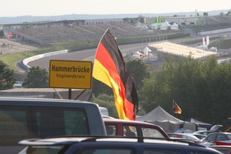 MDR-Beitrag über rechtsextreme Symbole auf dem Ankerberg beim Sachsenring: So reagiert der Campingplatzbetreiber - Flaggen gehören bei den Campern auf dem Ankerberg seit vielen Jahren dazu, wie diese Aufnahme aus dem Jahr 2008 zeigt. In diesem Jahr waren auch Reichsfahnen zu sehen.