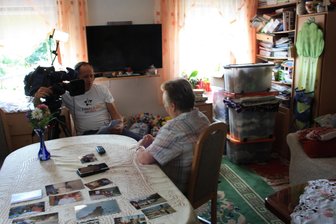 MDR berichtet über Pflegefamilie und Läuferpaar aus Westsachsen - Pflegemutter Rosi Fischer aus Lauterbach (rechts) im Gespräch mit Gerald Gerber vom MDR.