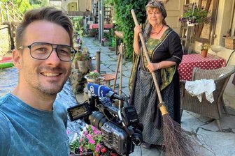 MDR-Dokureihe: Wie der Plauen-Film angekommen ist - Filmemacher Martin Reißmann mit "Hexe" Margitta Schier bei Dreharbeiten zu dem neuen Plauen-Film. Die Weberhäuser (im Hintergrund) werden erst in der Langfassung der Reportage eine Rolle spielen.