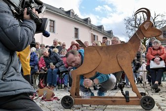 MDR dreht im Erzgebirge: Warum Moderator Mario D. Richardt eine Bergziege melken musste - Mach-dich-ran-Moderator Mario D. Richardt hat sich beim Melken alle Mühe gegeben.