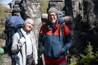 MDR-Format „Biwak“ geht vor der Haustür auf Trekkingtour - „Biwak“-Moderator Thorsten Kutschke und Social-Media-Redakteurin Christine Pesch lernten sich beim Dreh auf dem Forststeig näher kennen und hatten offenbar Spaß an der gemeinsamen Arbeit.
