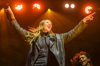 MDR-Jump-Osterfeuer im Erzgebirge: So schön feiert Olbernhau - Am späten Abend begann der Auftritt von Pop-Musikerin Leony, dem Star des Abends beim Jump-Osterfeuer.