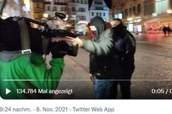 MDR-Kamerateam in Zwickau angegriffen - Demonstrationsteilnehmer bedrängen ein Fernsehteam. Ein Journalist hat ein Video des Vorfalls auf Twitter geteilt.