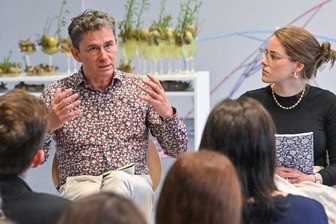 MDR-Moderator Andreas F. Rook in Chemnitz: Medien an rauem Ton nicht unschuldig - Einander zuhören, sich gegenseitig ernstnehmen, andere Meinungen aushalten: TV-Moderator Andreas Rook bei der Podiumsdiskussion in Chemnitz, hier mit Vanessa Beyer von der Generation-Z-Initiative „(K)Einheit“.