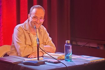 MDR-Moderator gibt sich in Crimmitschau als Kämpfer gegen Hüftgold und Doppelkinn - MDR-Moderator Mario D. Richardt hat in Crimmitschau aus seinem neuesten Buch gelesen.