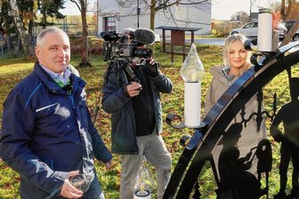MDR-Moderatorin schwärmt fürs Erzgebirge - Anna-Sophie Aßmann durfte zusammen mit Geschäftsführer Andreas Heinzel am neuen Schwibbogen die Kerzen "aufstecken". 