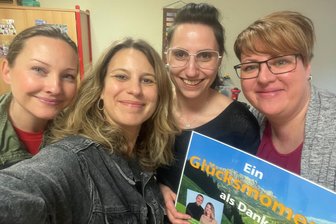 MDR-Moderatorin überrascht Erzieherin in Kindergarten im Vogtland - Anmelderin Nadja Werner, Moderatorin Elena Pelzer, Lena Richter und ihre Chefin Madeleine.